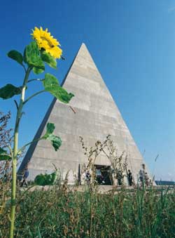Пирамида хорошо вписывается в летний пейзаж.